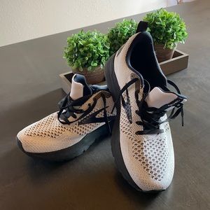 Brooks Revel 4 women’s 8.5 LIKE NEW!